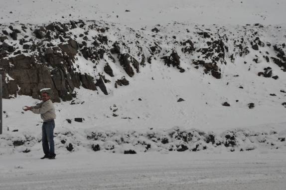 Brincando com a neve no Atigun Pass, 1.450 metros de altitude, 8 graus negativos de temperatura e 68 graus de latitude norte, na Dalton Highway, no norte do Alaska